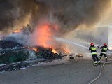 Płonął granulat na składowisku zużytych opon w gminie Sławno. Błyskawiczna akcja strażaków (FOTO)