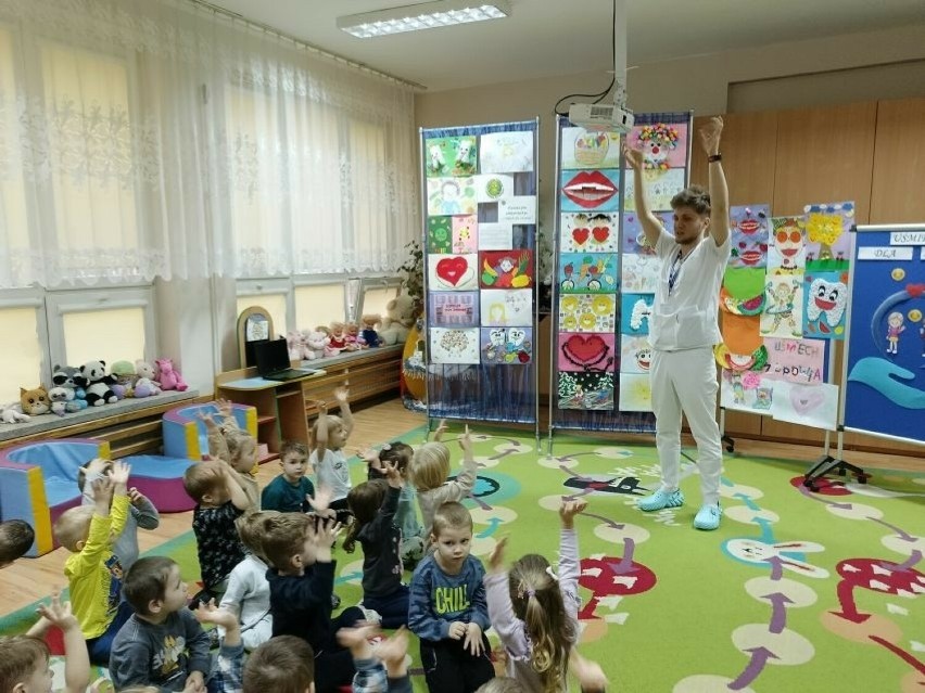 Na Dzień Chorego dzieci z przedszkola numer 3 w Radomiu namalowały obrazki. Będzie wystawa w Radomskim Szpitalu Specjalistycznym
