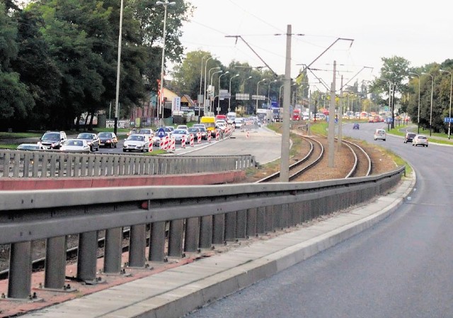 W godzinach popołudniowych samochody stały w gigantycznym korku.