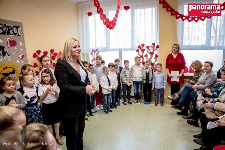 Dzień Babci i Dziadka w Językowej Szkole Podstawowej Młody Kopernik w Wałbrzychu