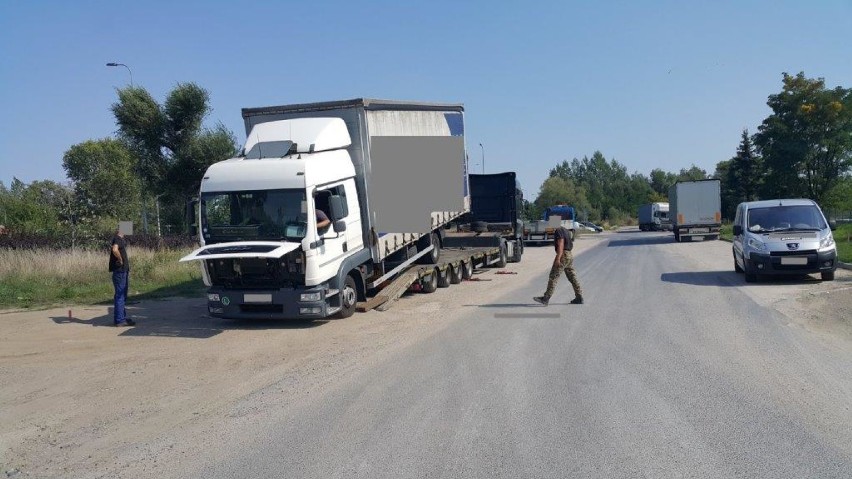 Legnica: Zbyt wysoki transport zahaczył o kładkę na której byli ludzie! [ZDJĘCIA]