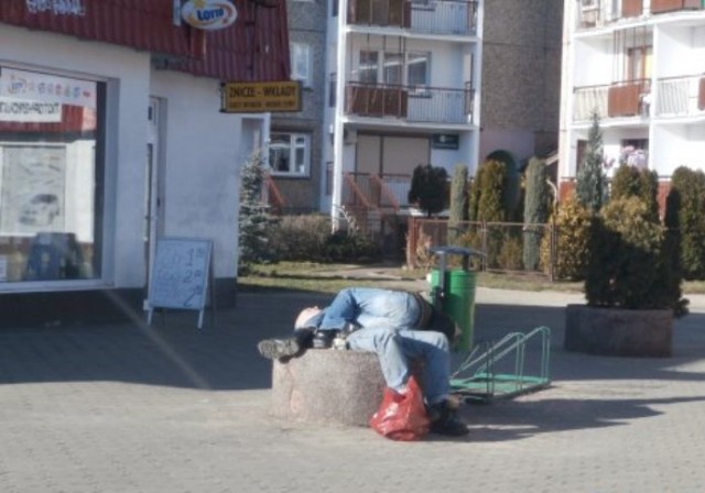 Dwoje bezdomnych spało w godzinach przedpołudniowych na ul. Moniuszki. Interweniowali strażnicy miejscy.