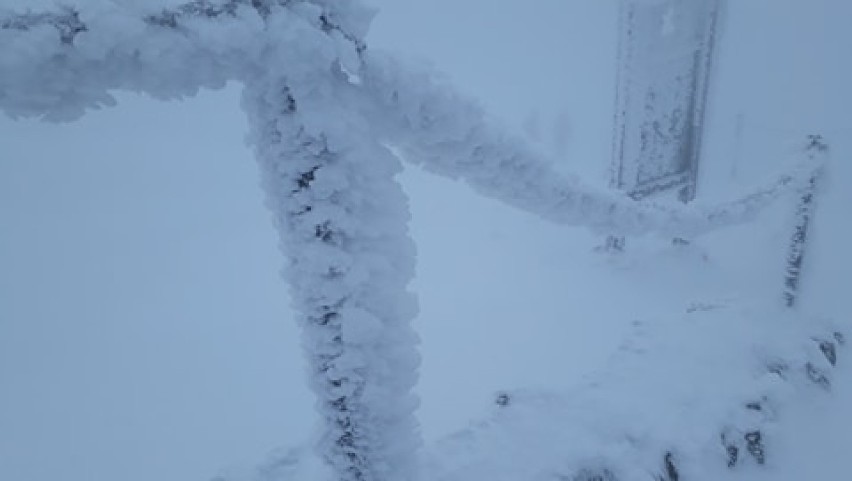 Śnieżka: wiatr do 140 km/h i przeraźliwe zimno. Zobacz najnowsze zdjęcia ze szczytu!