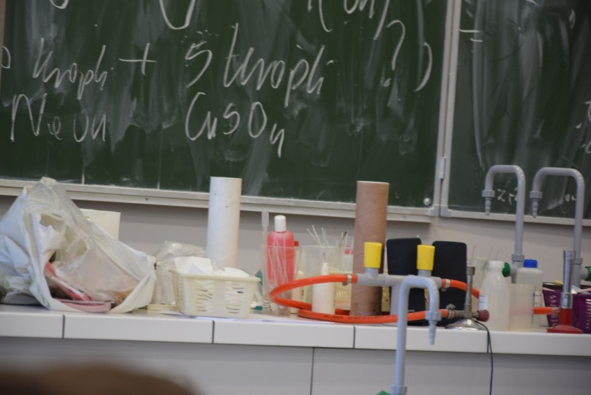 EDUKACJA: Warsztaty chemiczne i biologiczne dla młodzieży szkół w I LO w Krotoszynie [ZDJĘCIA]