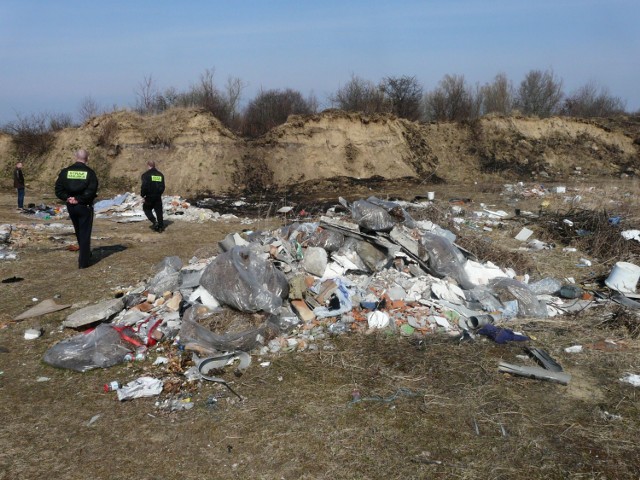 Na terenie poradzieckiego lotniska strażnicy miejscy walczą z nielegalnymi wysypiskami śmieci. - Na myśliwych nie natknęliśmy się tutaj - mówi Wiesław Dubij, komendant SM w Stargardzie (pierwszy z lewej).