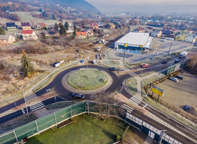Prace przy budowie obwodnicy Chełmca są zaawansowane, a termin oddania drogi - koniec lipca 2023 - niezagrożony