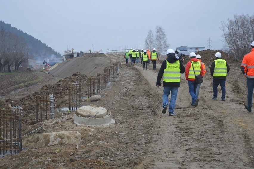 Prace przy budowie obwodnicy Chełmca mimo mrozów postępują. We wakacje przejedziemy nową drogą. Zobaczcie zdjęcia z placu budowy