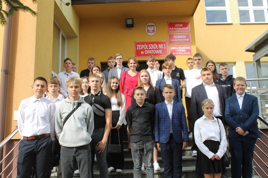Zespół Szkół numer 1 w Opatowie zainaugurował rok szkolny 2023/2024. Zobaczcie zdjęcia z uroczystości