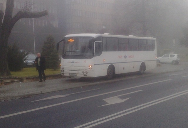 Autobus nyskiego PKS przy Urzędzie Wojewódzkim w Opolu. Na chodniku