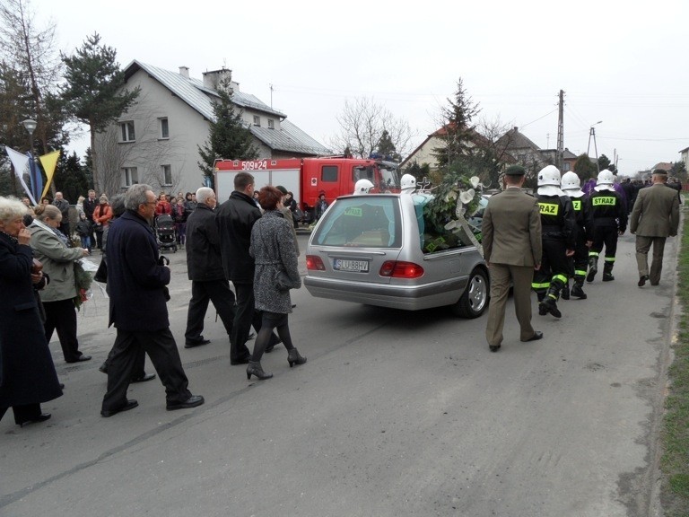 Rusinowice: Pogrzeb ks. Damiana Kominka [ZDJĘCIA]. Duszpasterza żegnały tłumy wiernych