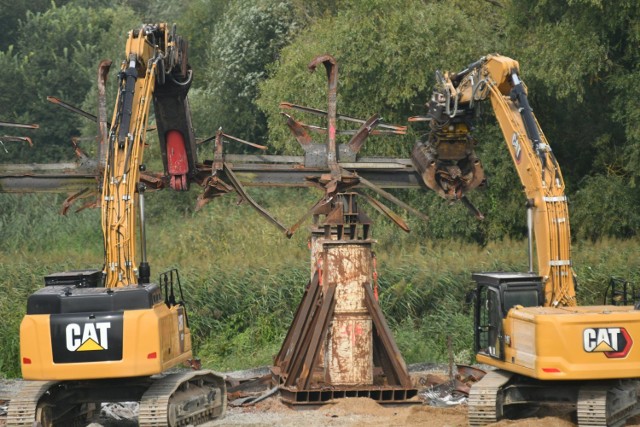 Trwa rozbiórka mostu kolejowego nad Odrą w Kostrzynie.