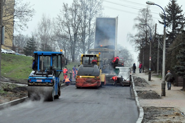 -&nbsp;W zakres prac wchodzi także przebudowa chodników na tym odcinku. Koszt całej inwestycji to 1,9 mln zł - informuje Piotr Hamarnik z biura prasowego Zarządu Infrastruktury Komunalnej i Transportu.