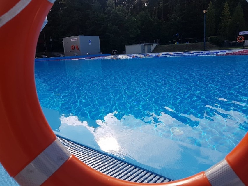 W gorący weekend basen w Wolbromiu idealny, by się schłodzić