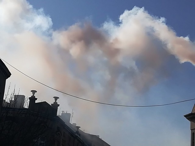 Gniezno. Gryzące kłęby białego dymu na ulicy Warszawskiej