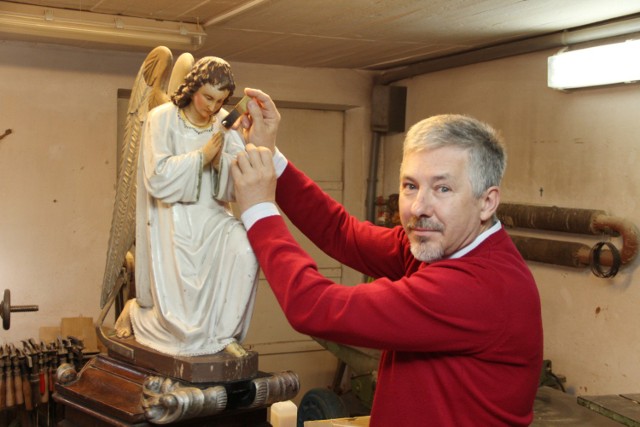 Andrzej Obiegło podczas prac konserwatorskich przy aniołku, którego uratowano przed spaleniem
