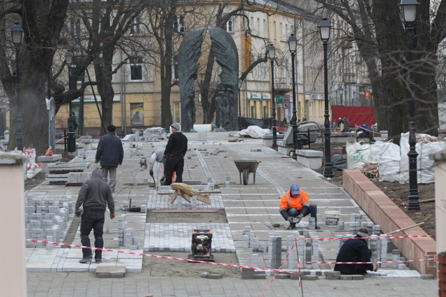 Po odbiorze technicznym robót okazało się, że jest wiele niedoróbek i nawierzchnię skweru trzeba miejscami rozebrać.