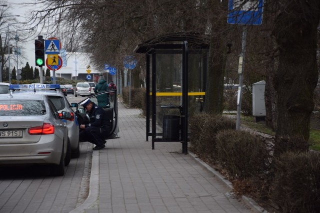 Policjanci nowosolskiej drogówki przerwali niebezpieczną jazdę kierującemu, który w czasie jazdy popełnił szereg wykroczeń drogowych - informuje rzecznik KPP w Nowej Soli.