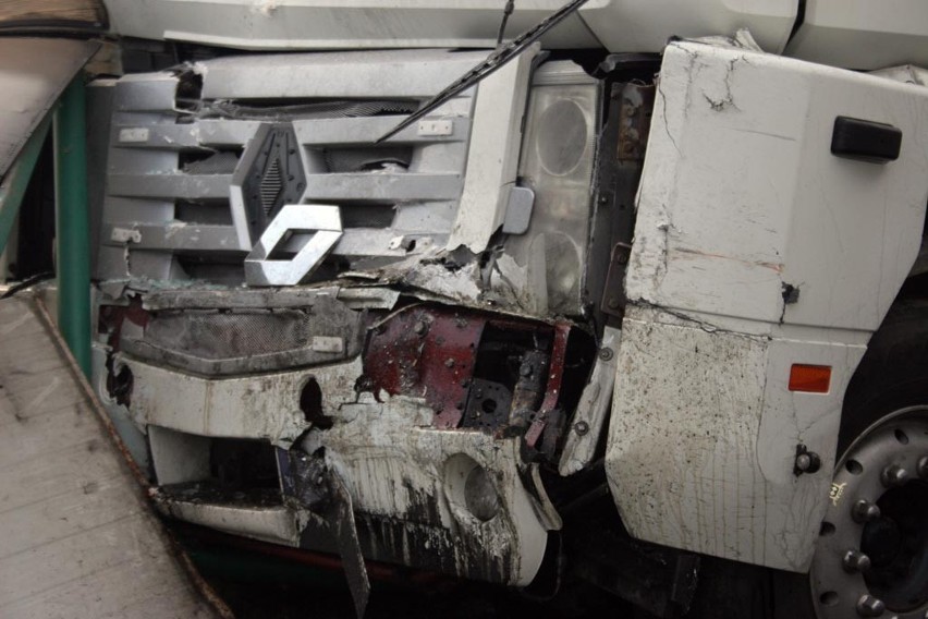 Wypadek w Bugaju: Ciężarówka uderzyła w autobus [FOTO]