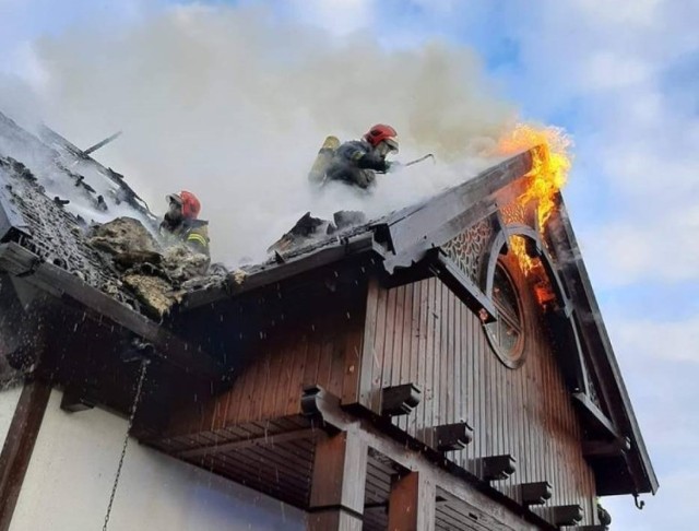 Pożar domu jednorodzinnego w Lubiaszowie (gm. Wolbórz). Spaliło się poddasze mieszkalne i dach. Gaszenie trwało 4 godziny