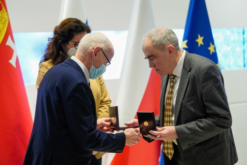 Jan Raczyński odbiera Medal Wdzięcnzości