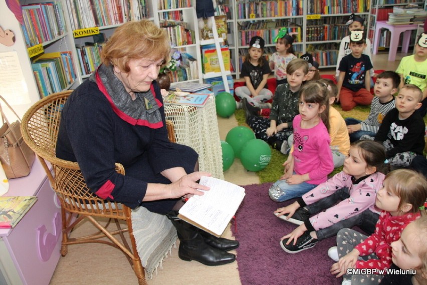 Światowy Dzień Poezji w wieluńskiej bibliotece. Przedszkolaki spotkały się z Niną Pawlaczyk