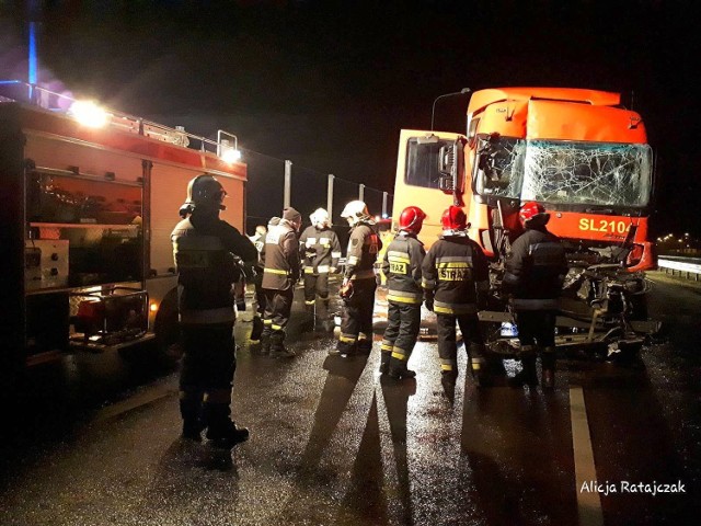 Do wypadku doszło około godz. 6.30 na wysokości miejsca obsługi podróżnych Popowo. Kierowca ciężarowego mercedesa nie wyhamował przed jadącą przed nim ciężarówką Scania i najechał na jej tył.
