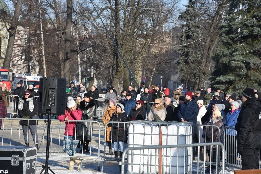 Częstochowianie oglądają wspólnie na placu Biegańskiego...