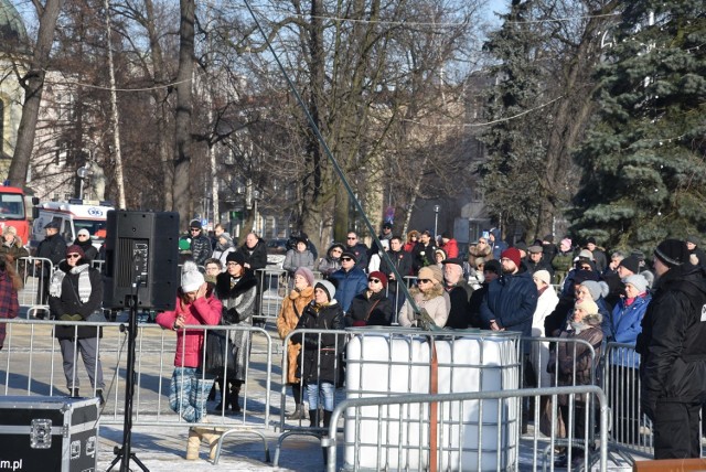 Częstochowianie oglądają wspólnie na placu Biegańskiego pogrzeb prezydenta Adamowicza