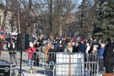 Częstochowianie oglądają wspólnie na placu Biegańskiego pogrzeb prezydenta Adamowicza 