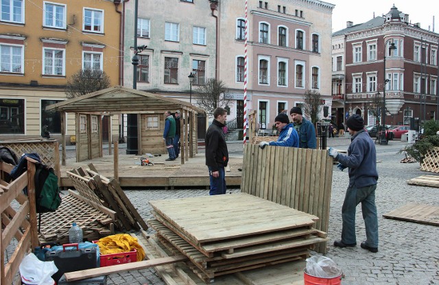 Pracownicy Tartaku w Bąkowie montowali na Rynku w Grudziądzu szopkę betlejemską.