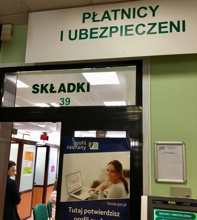 W jasielskim oddziale ZUS pracują doradcy, z którymi można się kontaktować w sprawie odroczenia spłaty składek.