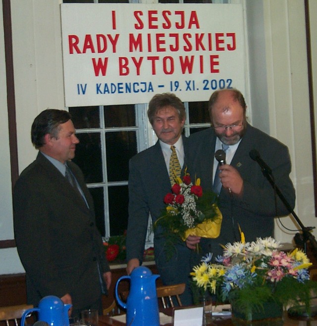 Mamy dla was niecodzienną galerię. Zdjęcia z Bytowa wykonane przez nas w 2002 roku. Fotografie przedstawiają życie codziennie, wydarzenia, imprezy, itd. Jest także lokalne życie polityczne. Dzisiejsi polityczni wrogowie, wtedy serdecznie ściskali sobie dłonie. Polityka na zdjęciach jest jednak w zdecydowanej mniejszości. Na fotografiach są osoby bardzo rozpoznawalne, jak i tzw. zwykli ludzie. 18 lat temu wszyscy inaczej wyglądali, niż teraz. Można się uśmiechnąć. Miłego oglądania zdjęć. To nie ostatnia taka galeria.