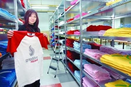 W halach byłego zakładu odzieżowego w Legnicy realizują internetowe  zamówienia dla Polski i Niemiec | Legnica Nasze Miasto