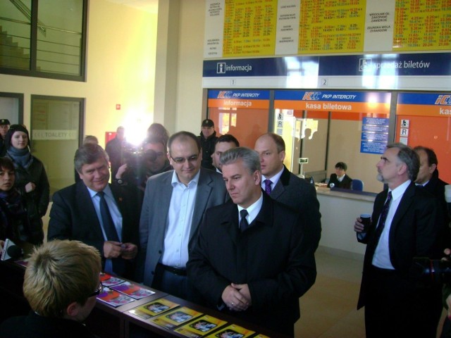 Minister infrastruktury Cezary Grabarczyk zwiedza nowy budynek dworca.