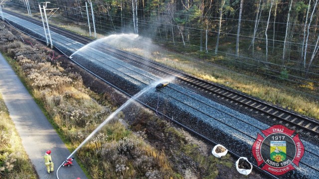 Zdjęcia z akcji gaszenia butli z gazem technicznym przy remontowanym odcinku kolejowym w Wilkowie, g. Irządze. Przesuwaj zdjęcia w prawo - naciśnij strzałkę lub przycisk NASTĘPNE.