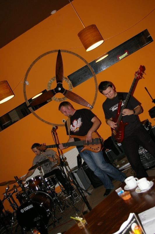 W niedzielny wieczór, 23 października 2011 r. w klubie Gramofon miał miejsce niecodzienny koncert w wykonaniu zespołu Be 3. Muzycy, a raczej wirtuozi gitary basowej pokazali kępińskiej publiczności, co znaczy w życiu talent i pasja.