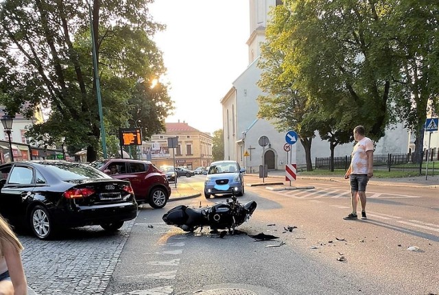 W Oświęcimiu, na ulicy Dąbrowskiego, samochód osobowy zderzył się z motocyklem