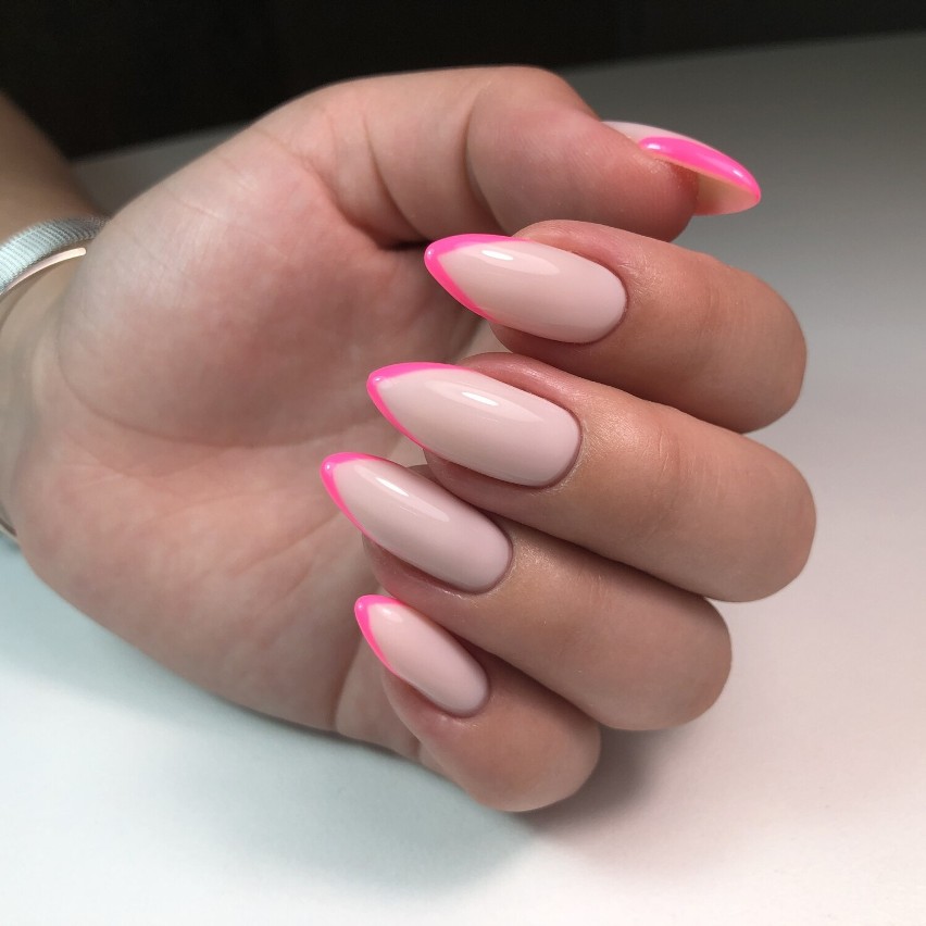 Micro french to nowa odsłona kultowego manicure’u. Te...