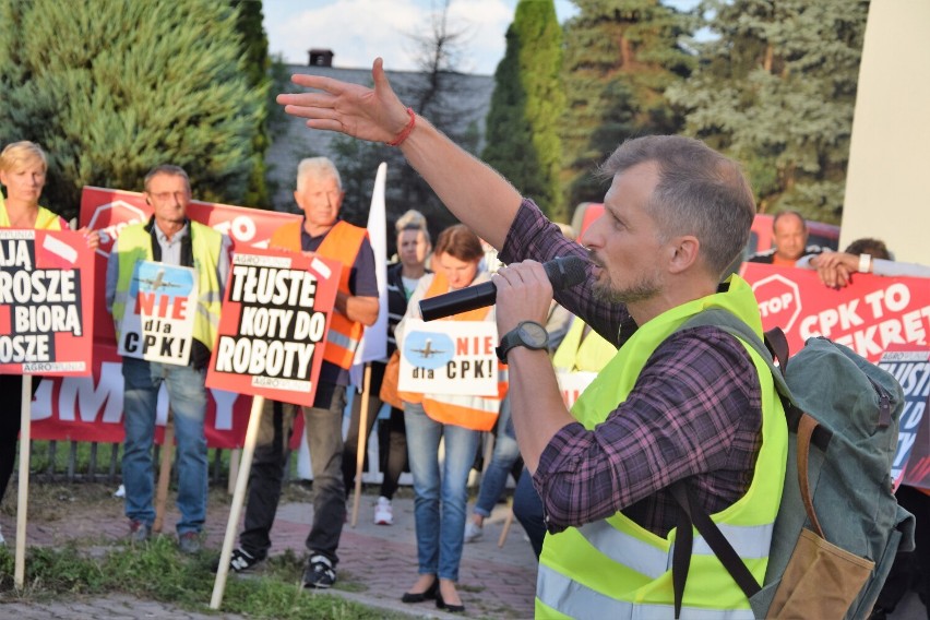 Protest w Błaszkach w sprawie Kolei Dużych Prędkości. Blokada drogi krajowej i konsultacji. Skąd tak ostry sprzeciw mieszkańców? ZDJĘCIA