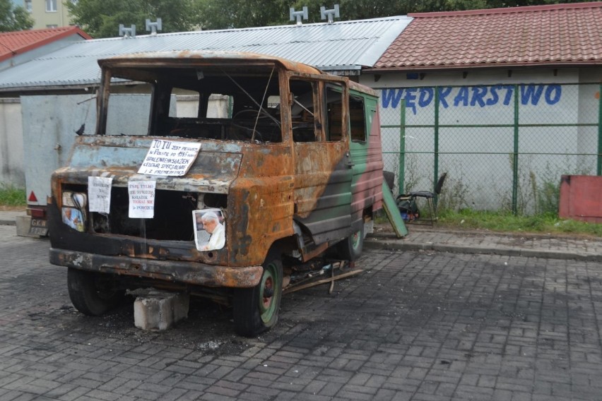 Zbierają pieniądze na nowego żuka dla pana Włodka z Tczewa. Samochód spłonął! Mężczyzna zarabiał sprzedając w nim książki [ZDJĘCIA] 