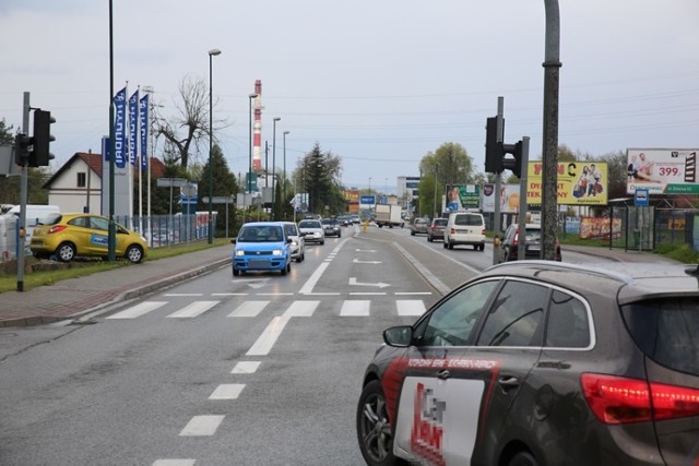 Ulica Węgierska w Nowym Sączu jest jedną z tych, o największym natężeniu ruchu w mieście. Korki w godzinach szczytu to norma