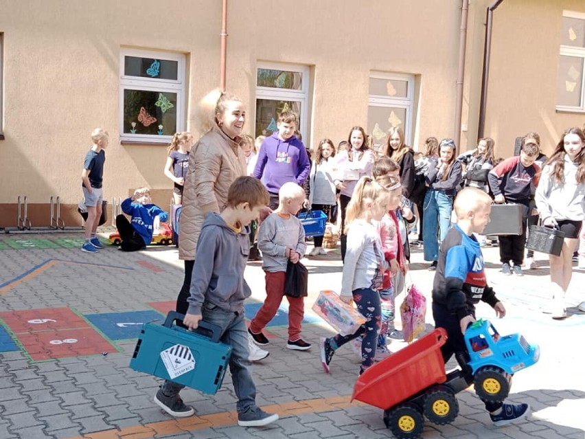 Dzień bez plecaka w szkołach podstawowych w Drohojowie i...