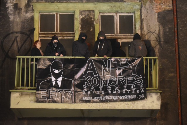 Anarchiści okupowali w nocy kamienicę przy ul. Mariackiej