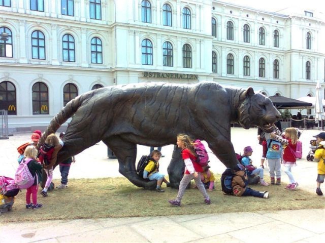 Na placu przed dworcem centralnym czeka na turyst&oacute;w wielki tygrys.