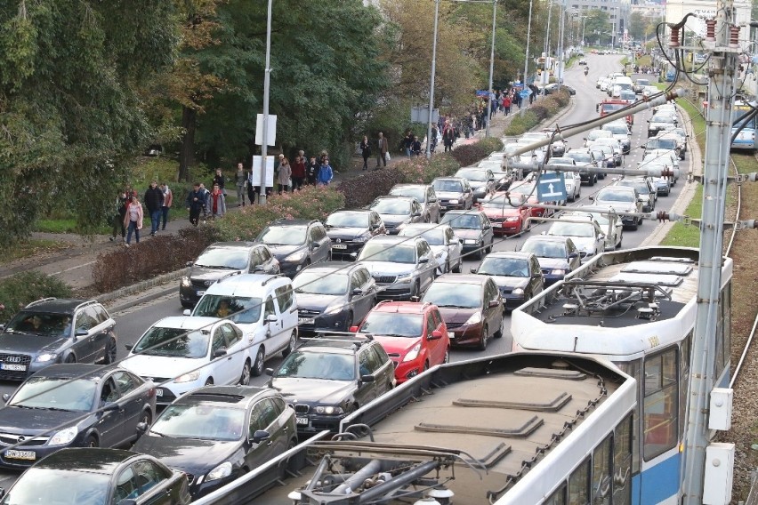 Duża awaria energetyczna we Wrocławiu. Opóźnienia tramwajów