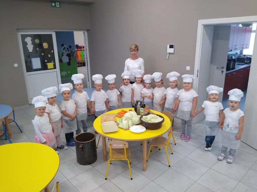 Mali kucharze z przedszkola w Raduckim Folwarku kisili kapustę ZDJĘCIA