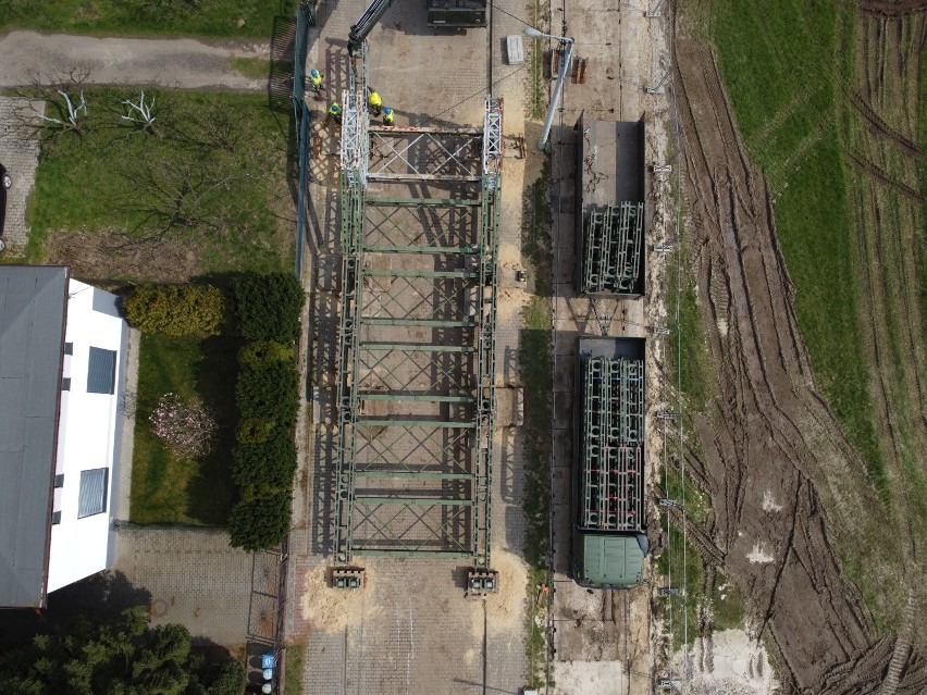 Wojsko w Kaliszu buduje tymczasowy most na Swędrni