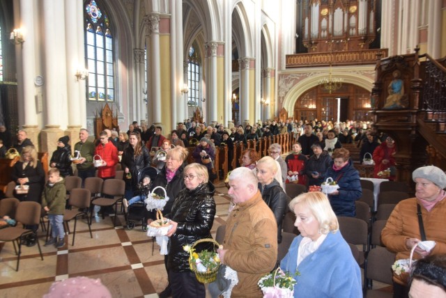 W radomskiej katedrze na kolejne tury święceń pokarmów zbierają się tłumy ludzi.