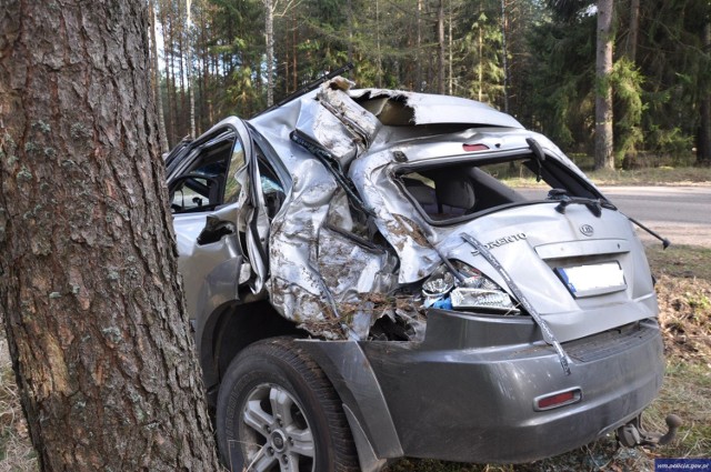 Wypadek na trasie Wiartel - Turośl. Kierowca uderzył w drzewo samochodem