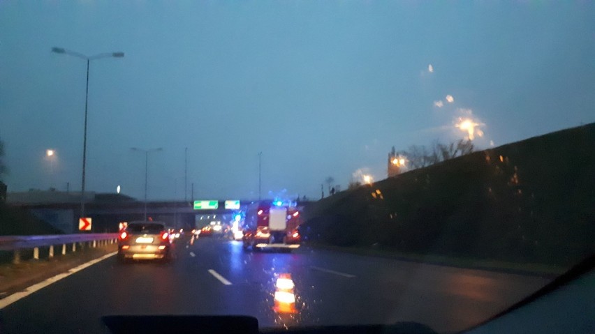 Poważny wypadek na DTŚ w Rudzie Śląskiej [ZDJĘCIA] Jedna osoba trafiła do szpitala